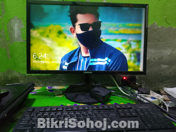 Samsung monitor and desktop